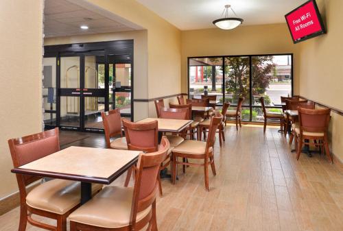 Red Roof Inn & Suites Columbus West Broad - image 8
