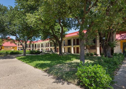 Red Roof Inn PLUS+ Dallas - Addison in Addison, USA