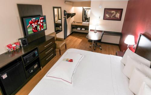 Premium King Room Smoke Free (Upgraded Bedding & Snack)