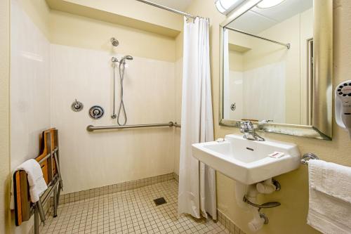 Red Roof Inn Asheville West - image 7