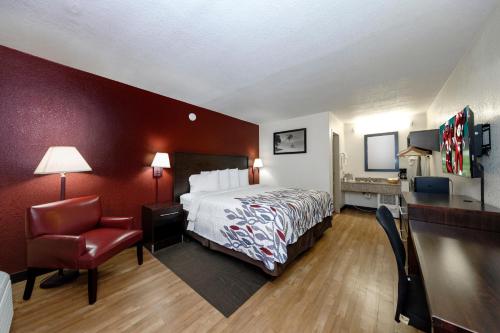 Red Roof Inn Ft. Myers - image 3
