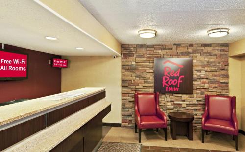Red Roof Inn Fairmont - image 7
