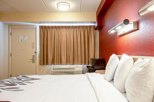 Red Roof Inn Pensacola - I-10 at Davis Highway - image 6