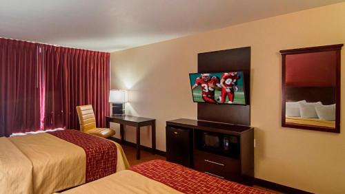 Red Roof Inn & Conference Center Lubbock - image 7
