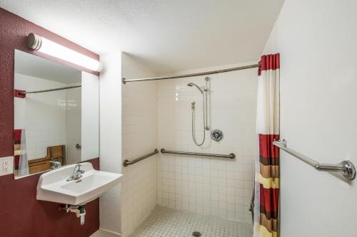 Red Roof Inn Rochester - Airport - image 6