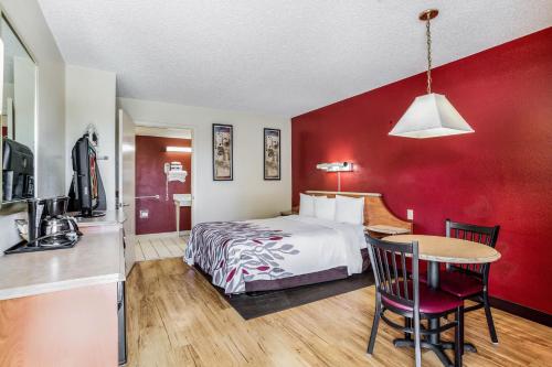Red Roof Inn Gallup - image 6