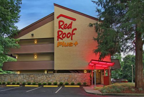 Зовнішній вигляд готелю, Red Roof PLUS+ Atlanta - Buckhead in Атланта (Джорджія)