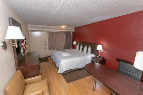 Red Roof Inn PLUS+ Atlanta - Buckhead in Atlanta, USA