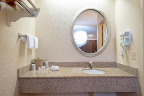 Red Roof Inn Detroit - Roseville/ St Clair Shores