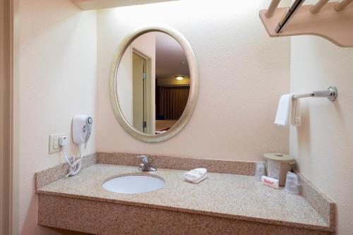 Red Roof Inn Cincinnati - Sharonville - image 3