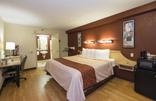 Red Roof Inn Cincinnati - Sharonville - image 6