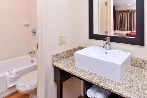 Red Roof Inn Champaign - University - image 3