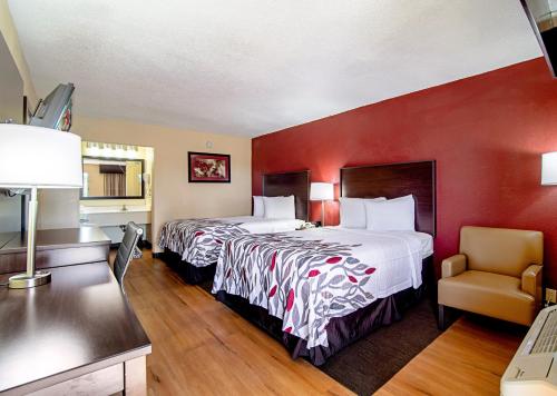Red Roof Inn & Suites Greenwood SC - image 7