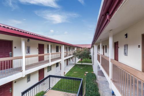 Red Roof Inn Houston East I-10