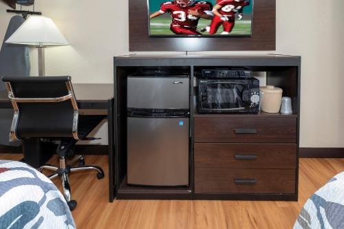 Red Roof Inn Freehold - image 4