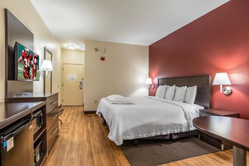  Premium King Room Smoke Free (Upgraded Bedding and Snack Box)