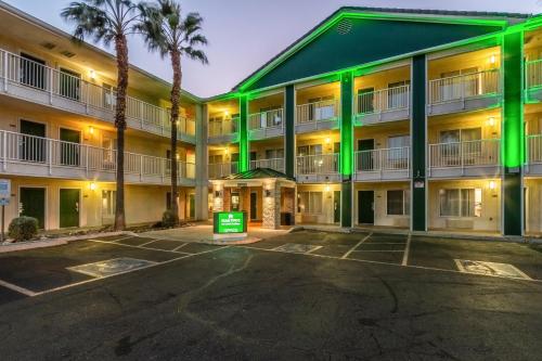 HomeTowne Studios by Red Roof Phoenix - West - image 10