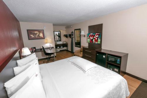 Premium King Room Smoke Free (Upgraded Bedding and Snack Box)