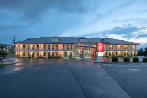 Red Roof Inn & Suites Calhoun