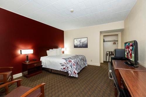 Red Roof Inn & Suites Hazleton