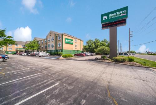 HomeTowne Studios by Red Roof St. Louis - Airport/N Lindbergh in Hazelwood, USA