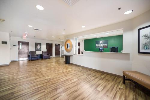 大堂, HomeTowne Studios by Red Roof St. Louis - Airport/ N Lindbergh in 黑茲爾伍德