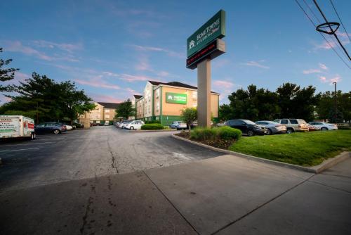 HomeTowne Studios by Red Roof St. Louis - Airport/N Lindbergh in Hazelwood, USA