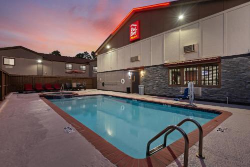 Swimmingpool, Red Roof PLUS+ Huntsville in Huntsville (TX)