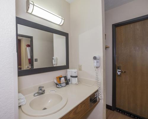 Red Roof Inn & Suites Hermitage - image 6