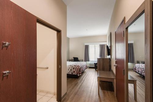 Red Roof Inn Panama City - image 8