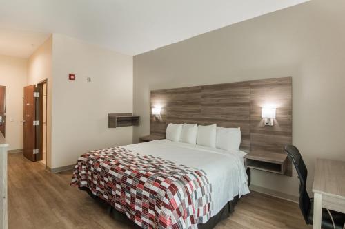 Red Roof Inn Panama City - image 3
