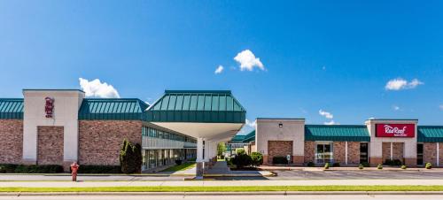 Red Roof Inn & Suites Dekalb