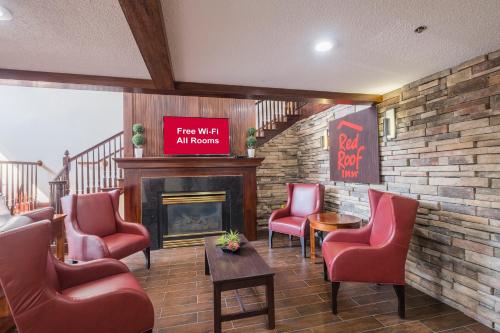 Red Roof Inn & Suites Stafford - image 2