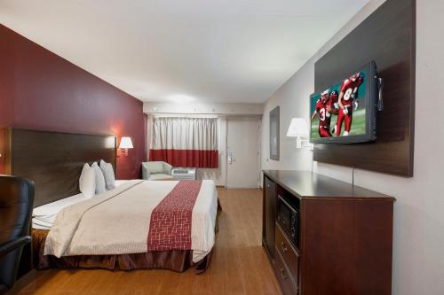 Deluxe Room with One Queen Bed Non-Smoking