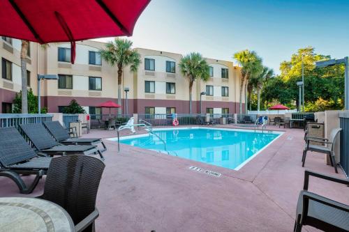 游泳池, 棕櫚灘海岸紅頂PLUS酒店 (Red Roof PLUS+ Palm Coast) in 棕櫚灘海岸 (FL)