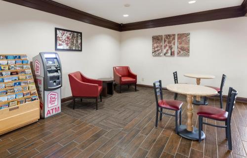 Red Roof Inn Fort Wayne - image 3