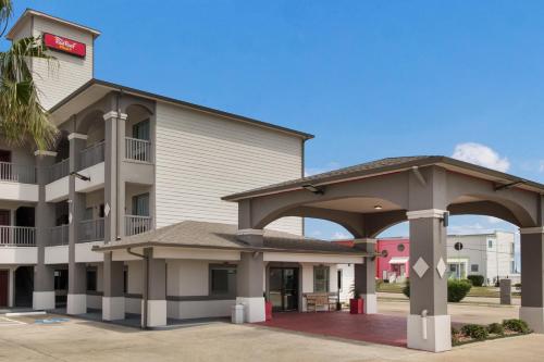 Red Roof Inn PLUS + Galveston - Beachfront