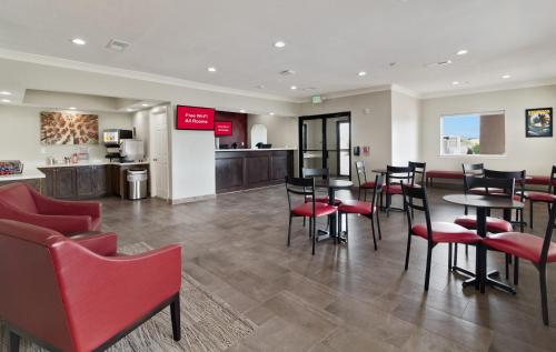 Lobby, Red Roof PLUS+ Galveston - Beachfront in Galveston Beach