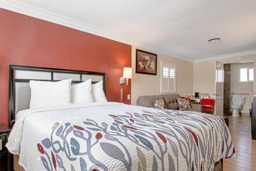 Red Roof Inn & Suites Monterey Room Type - Suite Queen with Kitchen Non-Smoking