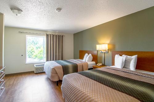 HomeTowne Studios by Red Roof Chicago - Waukegan in Waukegan, USA