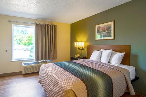 HomeTowne Studios by Red Roof Chicago - Waukegan in Waukegan, USA
