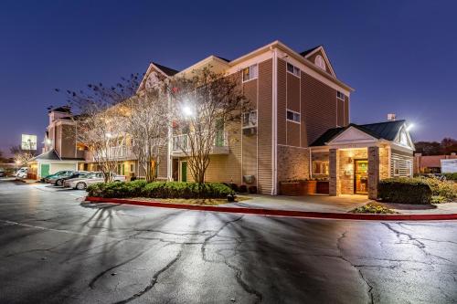 Exterior view, HomeTowne Studios Atlanta - Chamblee in Chamblee