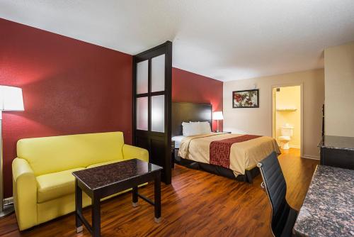 1 king bed, 1 sofa bed