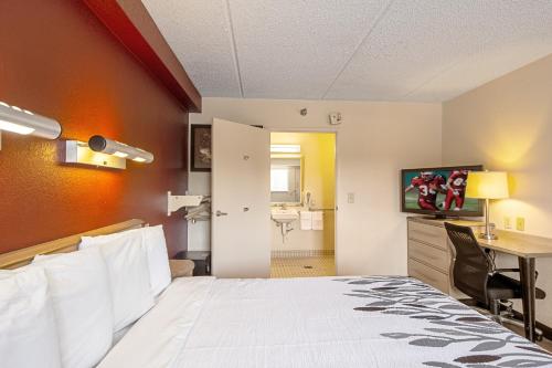 Red Roof Inn Florence Civic Center - image 6