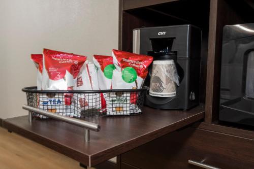 Red Roof Inn PLUS+ & Suites Knoxville West - Cedar Bluff - image 6