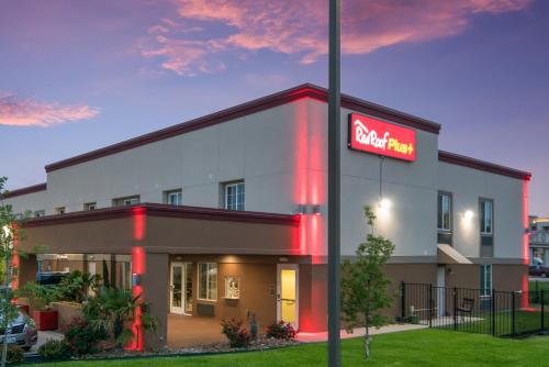 Red Roof Inn PLUS+ Fort Worth - Burleson in Burleson, USA