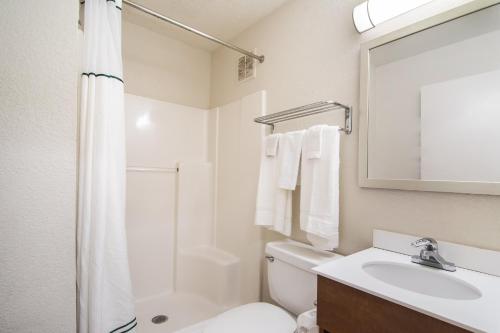 Banyo, Suburban Studios Durham-Raleigh in Genlee