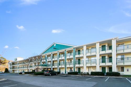 HomeTowne Studios by Red Roof Raleigh – Durham - image 8