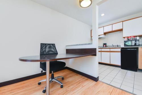 Red Roof Inn PLUS+ & Suites Guilford - image 4