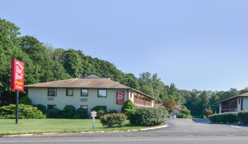 Red Roof Inn PLUS+ & Suites Guilford - Hotel